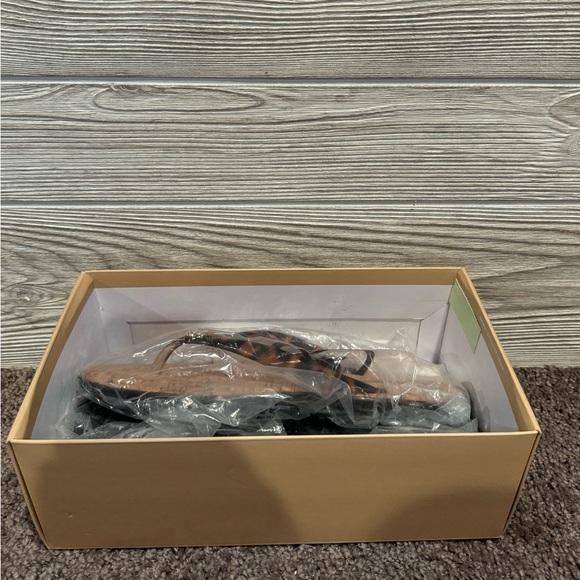 NWT Michael Kors Tortoise Sandals - Picture 3 of 3